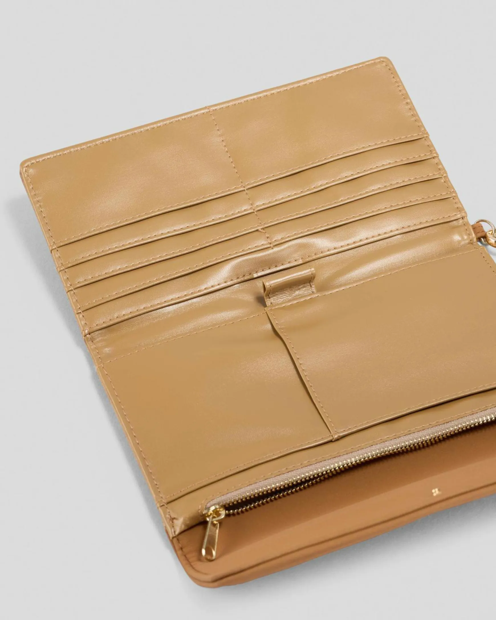 Aria Travel Wallet